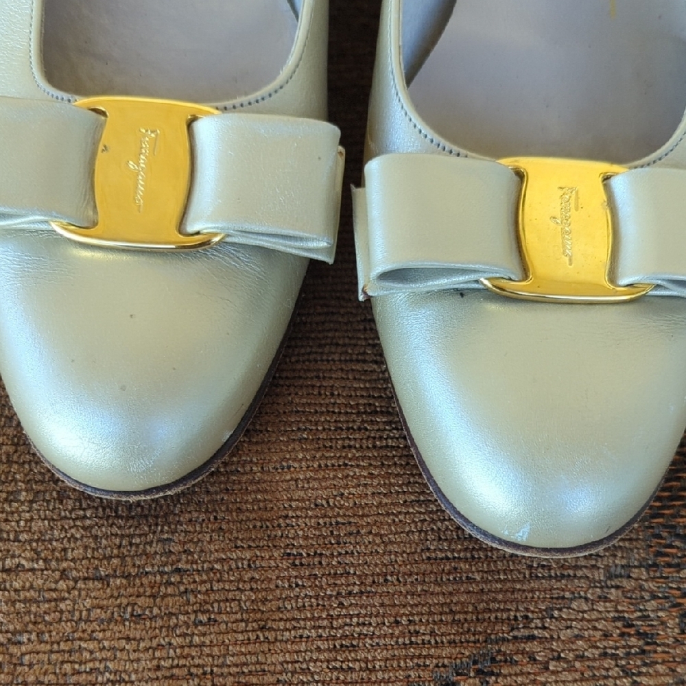 Salvatore Ferragamo Light Cream Leather Bow Pumps with Gold Plaque - Picture 3 of 11